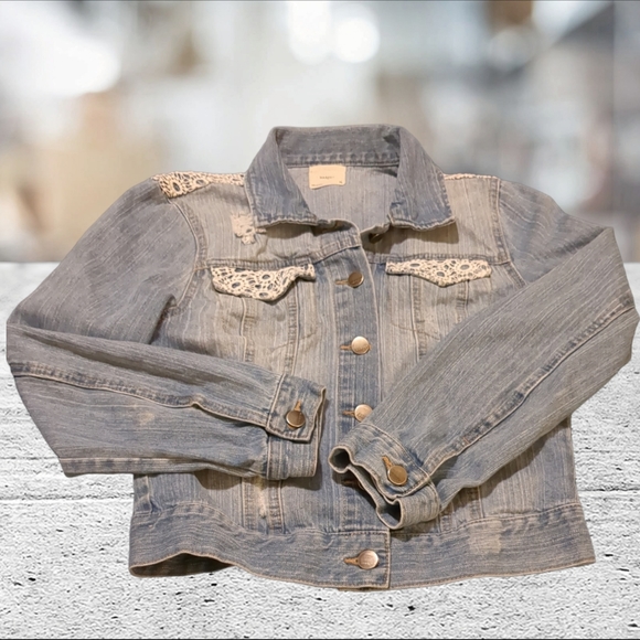 Harper distressed with lace overlay on light wash denim jacket size M - Picture 2 of 14